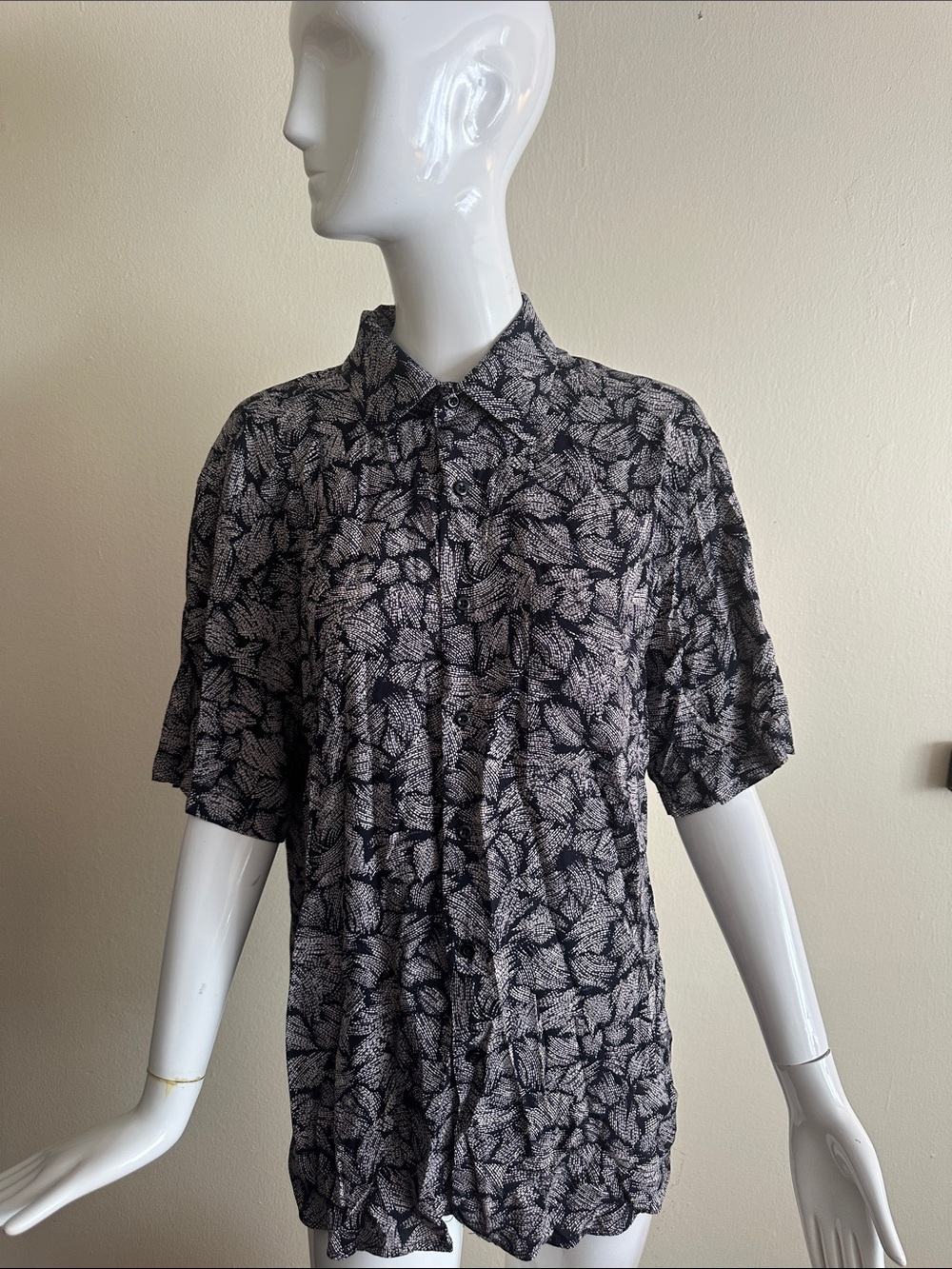 Men's Black & White Leaf-Print Short-Sleeve Button-Down Shirt